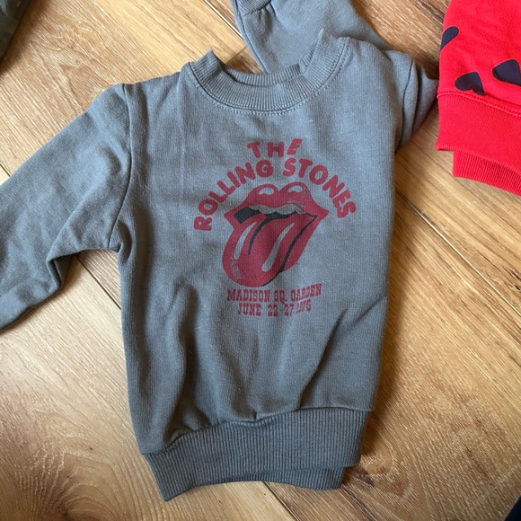 Lot of 4, size 12-18month pull overs. Rolling Stones, Mickey Mouse, Hearts - Picture 6 of 7